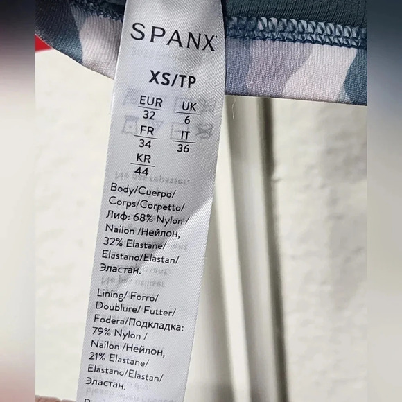 Spanx NWT Printed Low Impact Sports Bra in Camo/Pink Womens XS - Picture 6 of 7